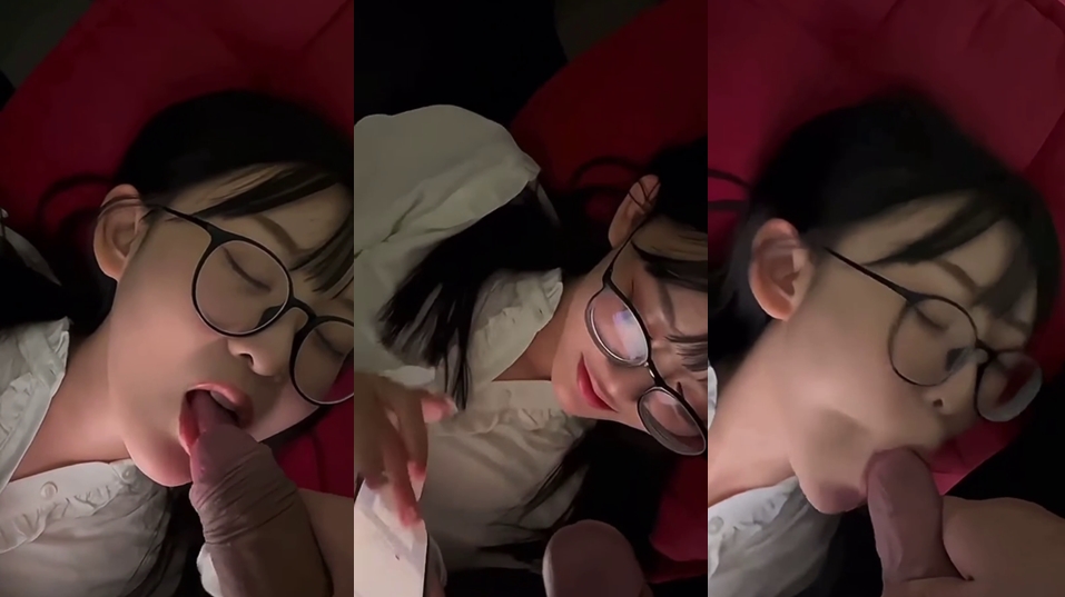 น้องหมวย สาวแว่นน่าเย็ดกำลังนอนเล่นเกมอยู่ไม่รู้แฟนเงี่ยนมาจากไหน เอาควยมายัดปากให้น้องอมควยให้เฉยเลย หน้าตาน้องโคตรสวยน่ารักจัดใครเห็นก็อดใจไม่ไหวจริงๆ