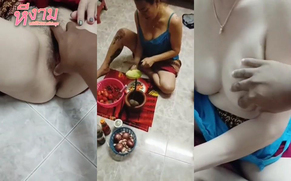 ป้าฟ้าใน vk ตำส้มตำโชว์คนดู ก่อนหนุ่มหื่นจะจับหีป้าจนแฉะ แล้วเอาควยเย็ดหีสดๆ จนหีแก่ๆของป้าต้องเสียวซ่านเลย